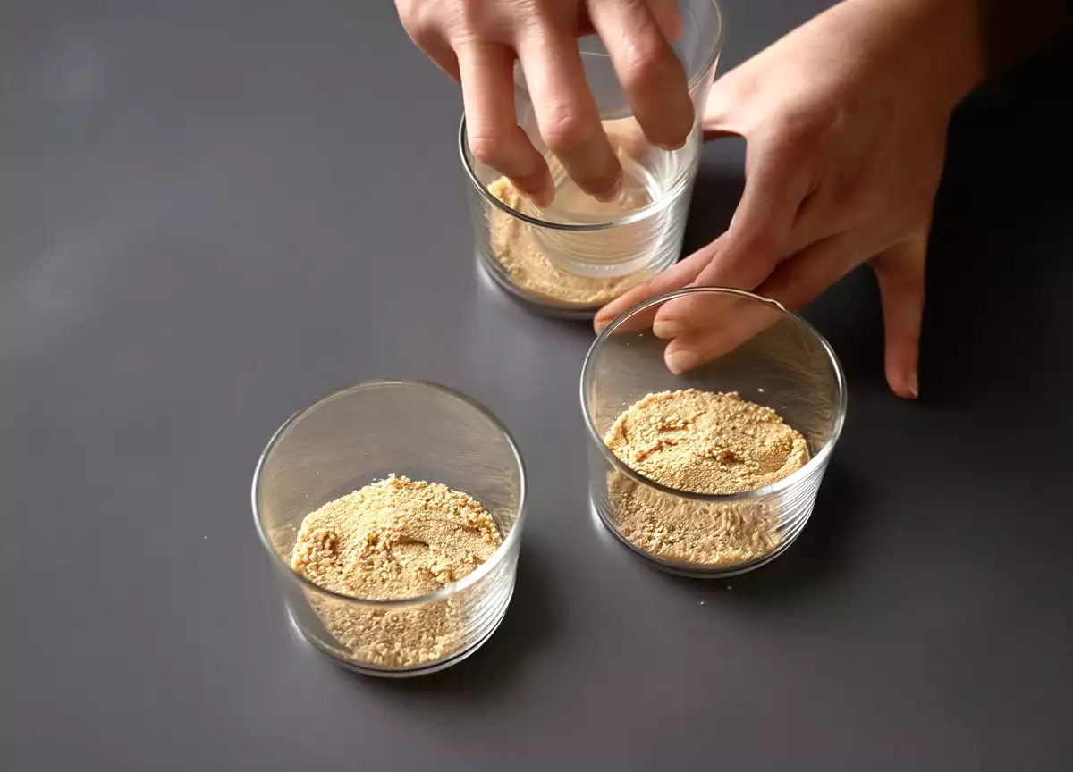 Стъпка 1: Бисквитена основа