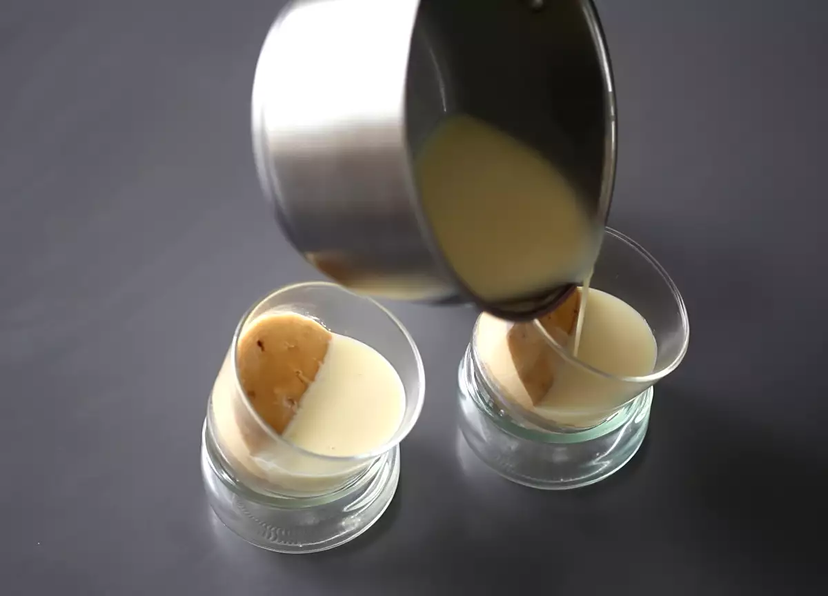 Стъпка 3: Покриване с бял шоколад