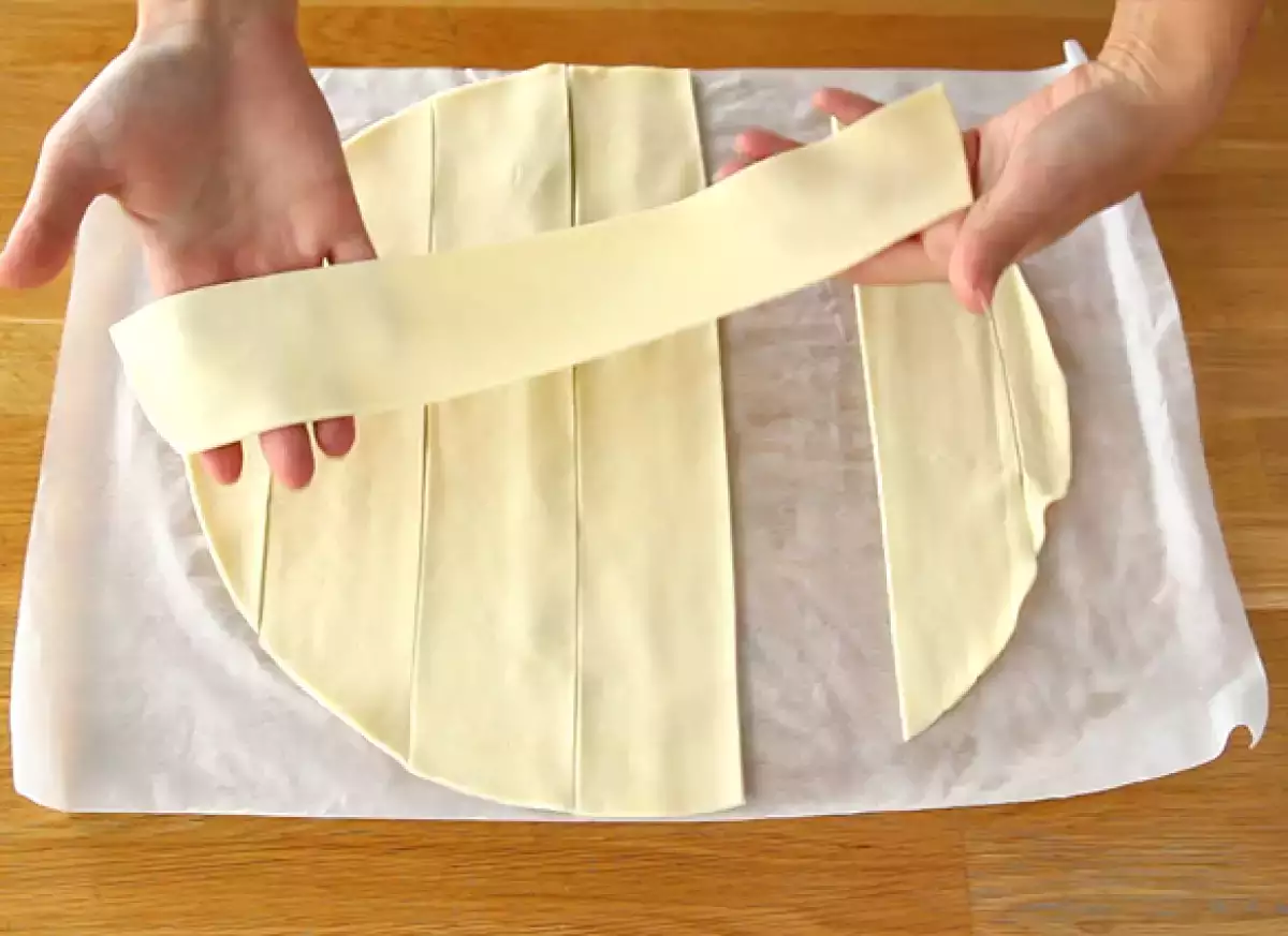 Стъпка 2: Ленти от бутер тесто и слой сладко