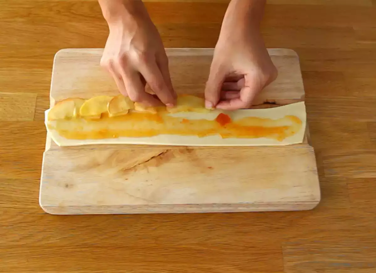 Стъпка 3: Поставете ябълките на един ред, като ги застъпвате.