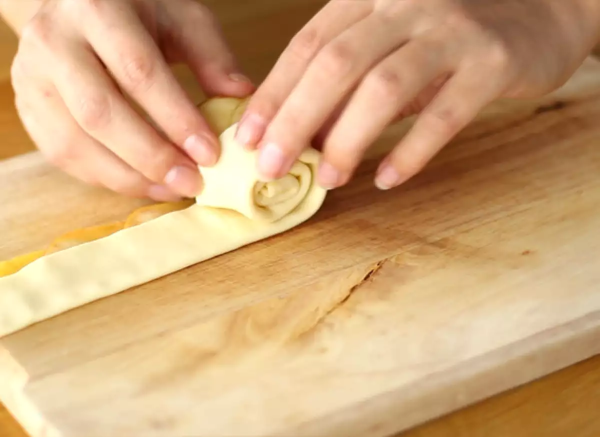 Стъпка 4: Сгънете и навийте на руло, за да оформите розата