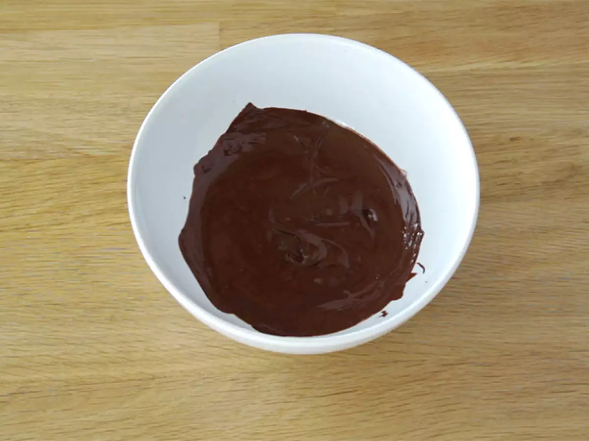 Стъпка 1: Нарежете шоколада и го разтопете