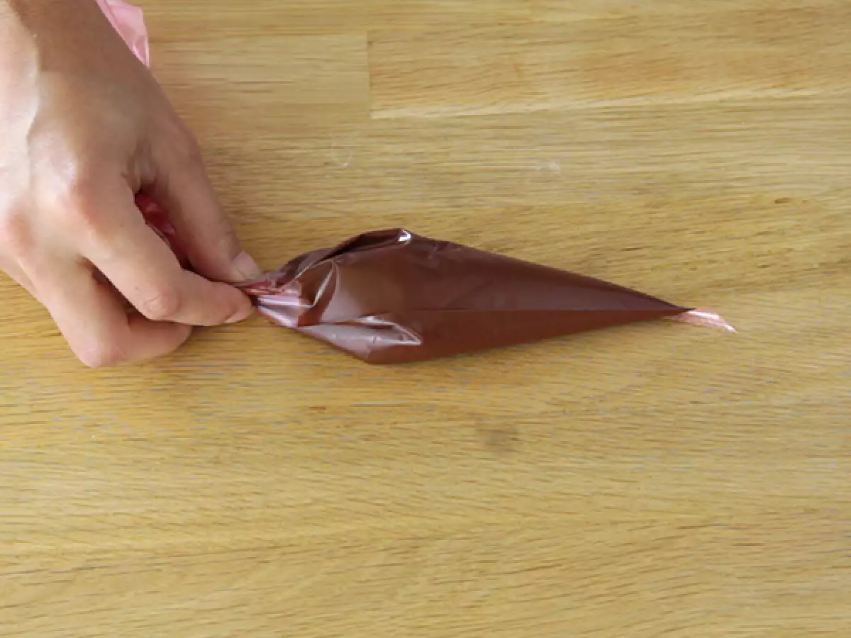 Стъпка 2: Прехвърлете го в торбичка за шприцоване или в торбичка за замразяване.