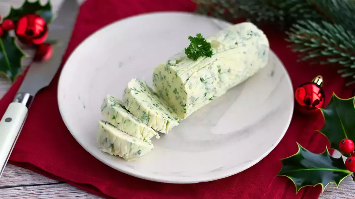 Това коледно масло с подправки е лесно за приготвяне и преобразява всяко ястие за вечеря.