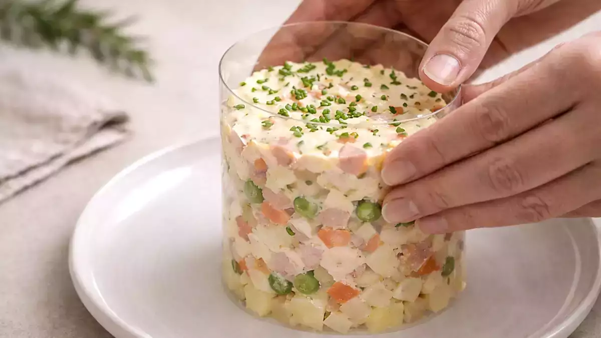 Без пръстен за сервиране и с гости: трикът, който спасява представянето на ястията ви (с нещо, което вече имате у дома).