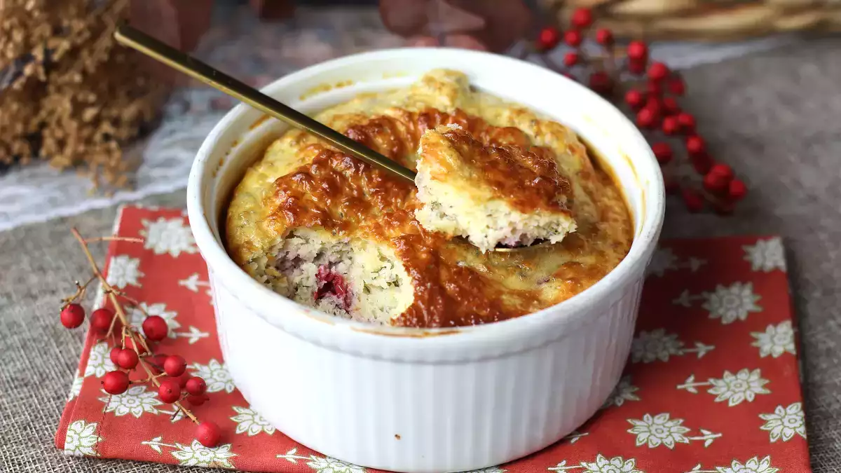 Тази протеинова торта с червени плодове се превърна в любимия ми план Б, когато искам нещо сладко, без да се чувствам виновна.