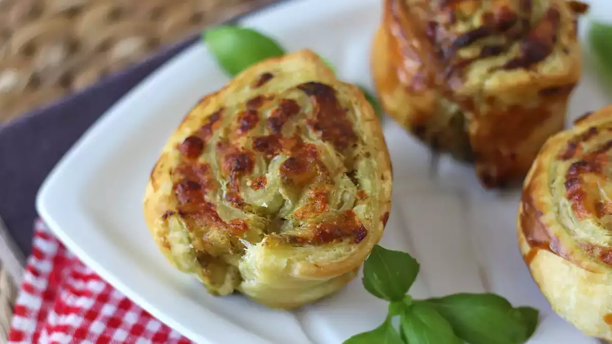 Приготвянето на тези сладкиши с песто отнема само 15 минути... и изчезват още по-бързо.