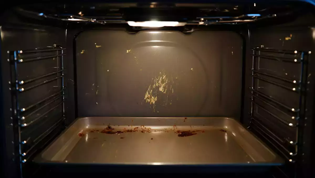 Фурната ви е пълна с мазнина? Ето един прост съвет за почистването ѝ без химикали