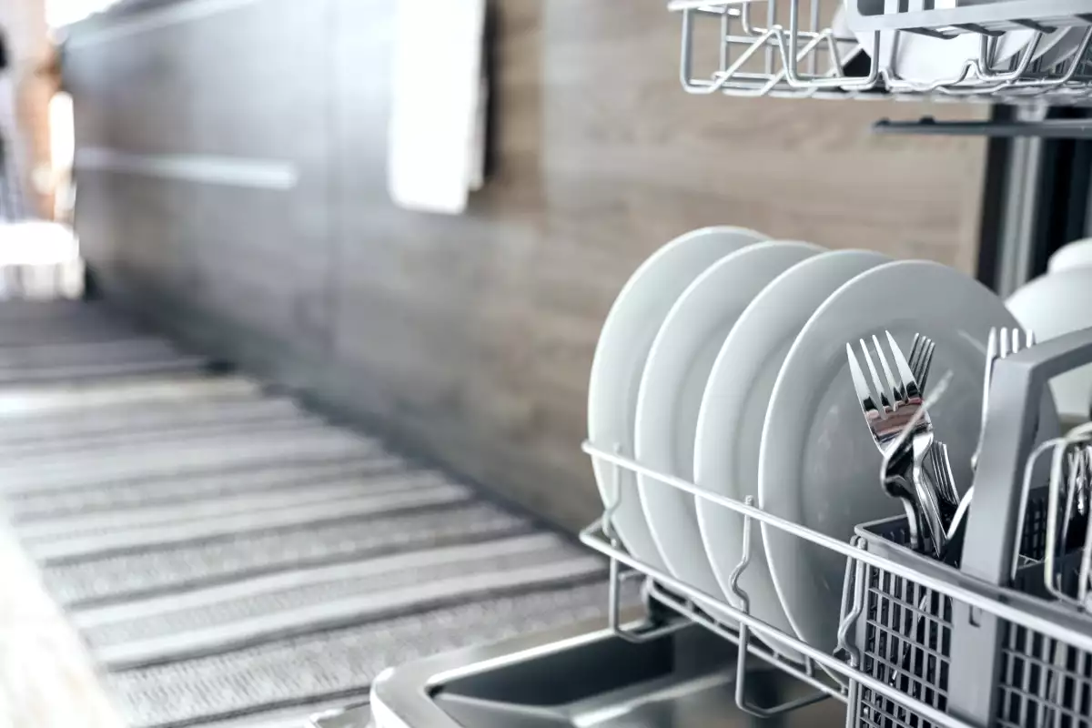 Трябва ли да изплаквате съдовете си, преди да ги поставите в съдомиялната машина - експертите казват