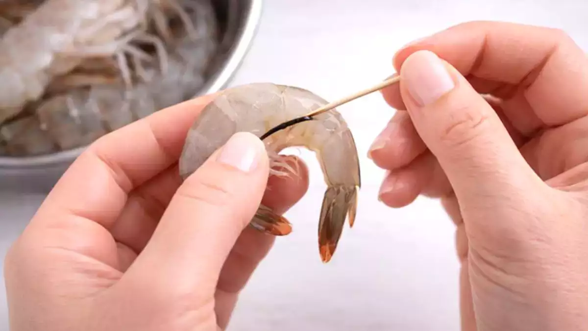 Ядете ли скариди с черна линия? Разберете какво може да ядете несъзнателно