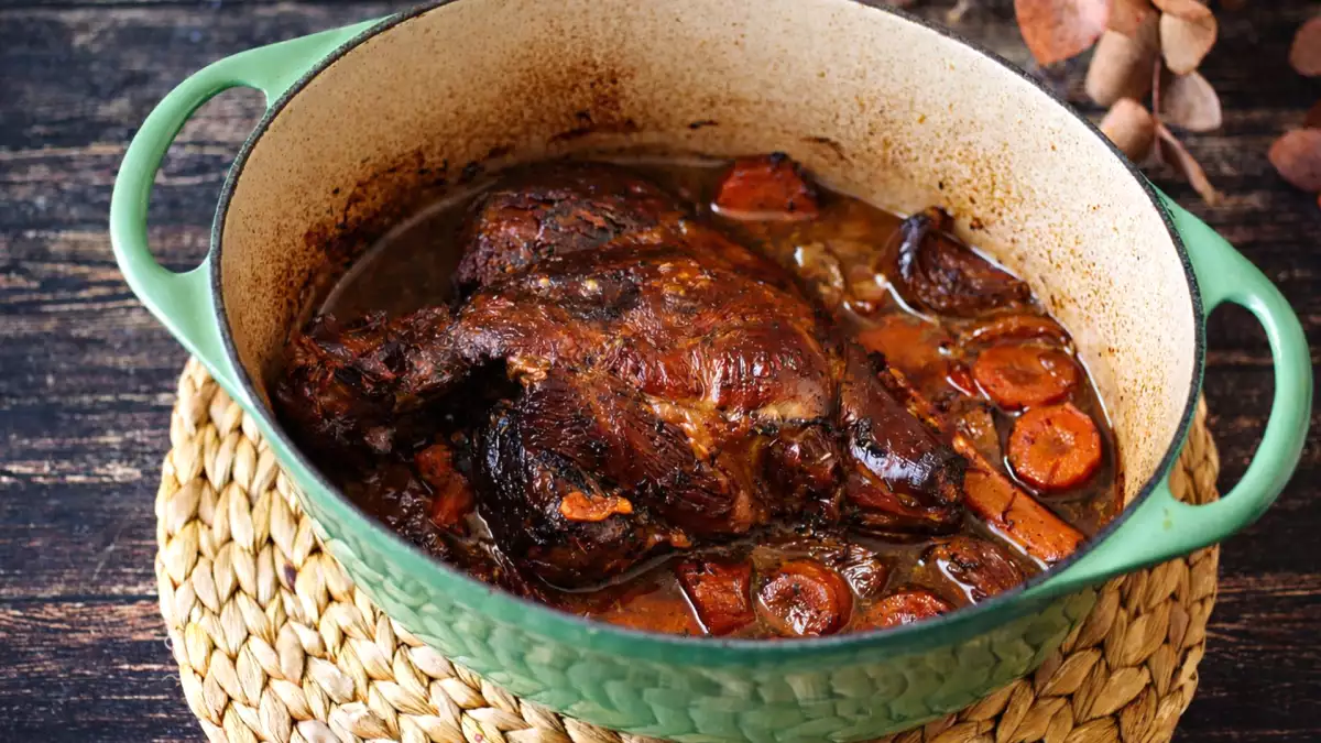 Как се приготвя агнешко бутче на бавно печене: лесен метод за крехко и ароматно месо