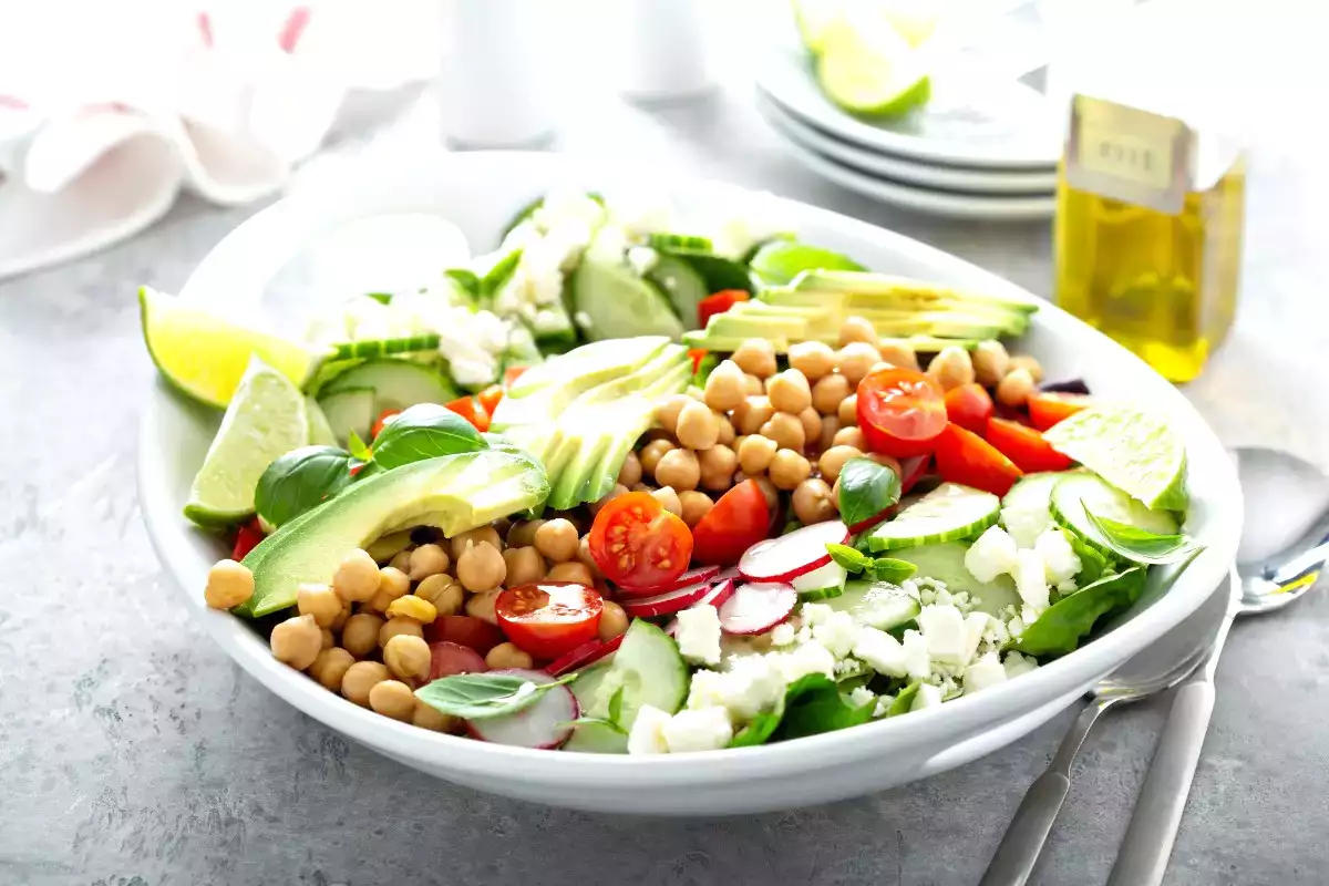 Намалете стомаха си: тази салата, готова за 10 минути, привлича вниманието на експертите