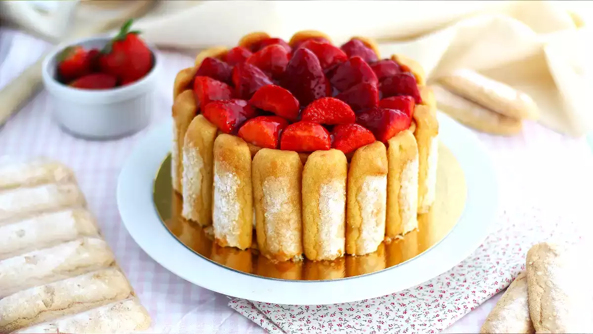 Тази проста ягодова шарлота очевидно е любимият ни пролетен десерт!