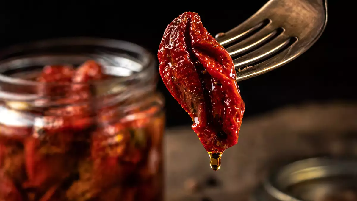 Сушени домати в олио: концентрат на вкус в килера и 10 рецепти, с които да се възползвате максимално от него.