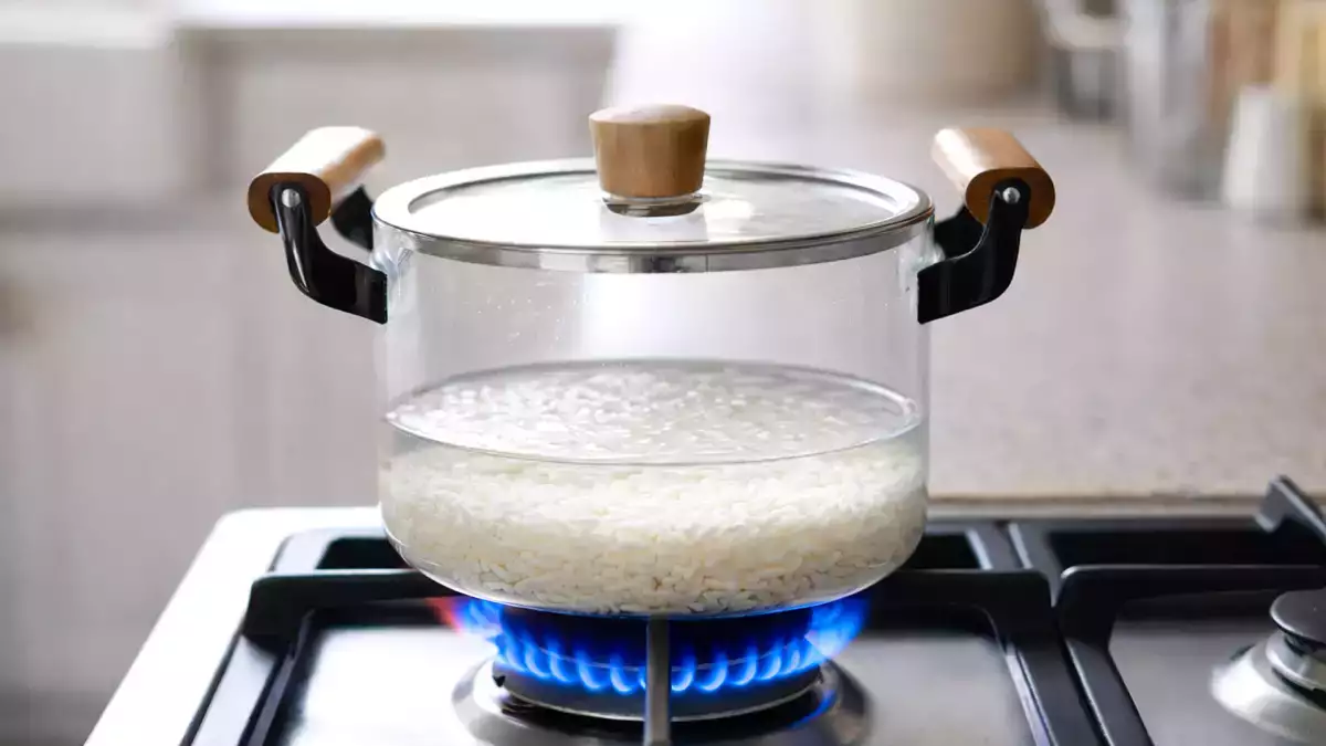 Не е нужно да измервате водата: простият трик за насипен ориз, който почти никой не използва