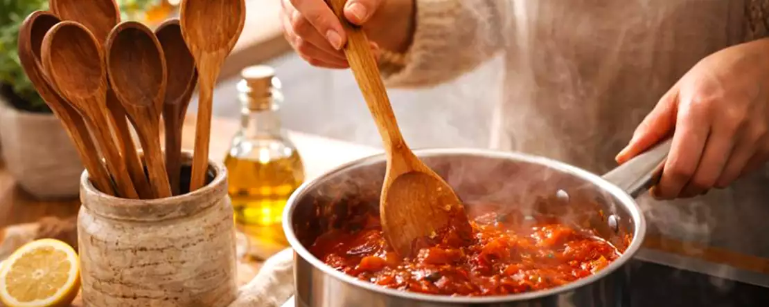 Тайната на баба за запазване на дървените лъжици и освобождаване на кухнята от миризми, пукнатини и скрита мръсотия