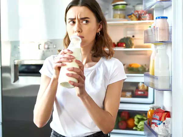 Пиенето на студено мляко от бутилката: навикът, който отслабва имунната система