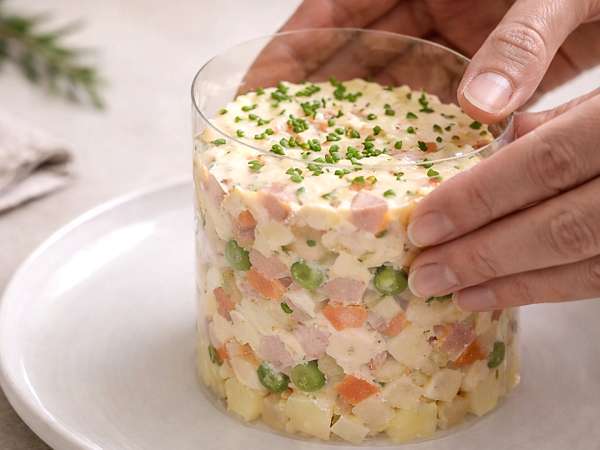 Без пръстен за сервиране и с гости: трикът, който спасява представянето на ястията ви (с нещо, което вече имате у дома).