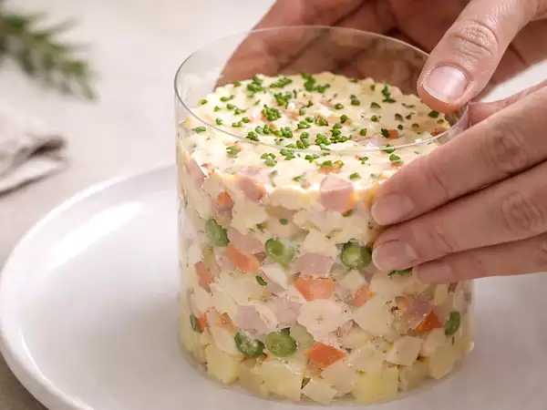 Без пръстен за сервиране и с гости: трикът, който спасява представянето на ястията ви (с нещо, което вече имате у дома).