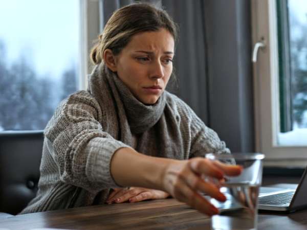 Тиха дехидратация: защо е толкова трудно да се пие вода в студа и как да се справим с това без усилие