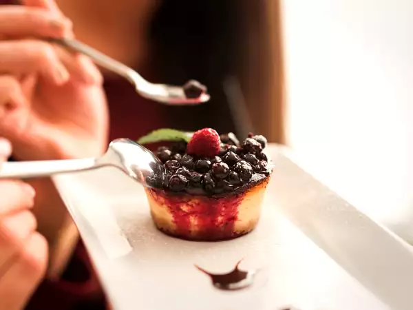 Десертът е същият. Усещането не е: знаете ли, че приборите могат да променят вкуса?