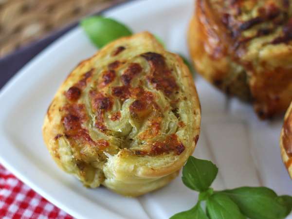 Приготвянето на тези сладкиши с песто отнема само 15 минути... и изчезват още по-бързо.