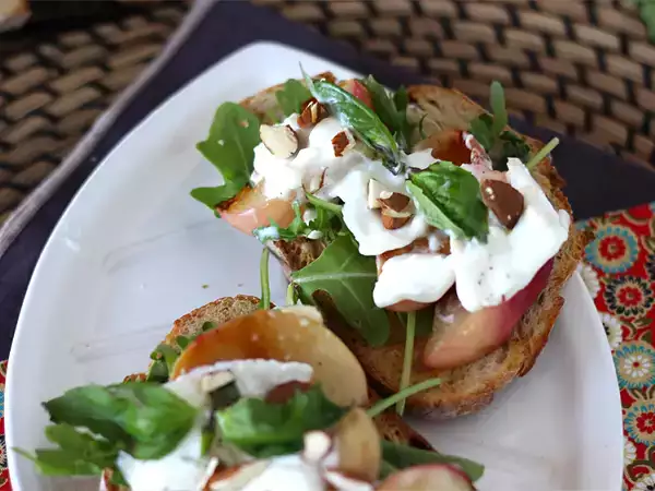 Търсите идеи за сандвичи за късна закуска, багели и тостове? Ето 14 рецепти, които да ви вдъхновят!