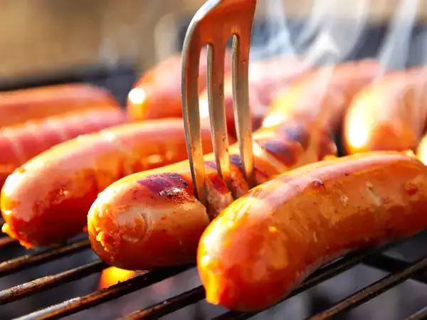 Пробиване на колбаси преди готвене: обикновена грешка или гениален трик? истината, която променя всичко
