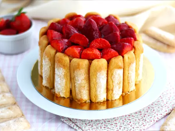 Тази проста ягодова шарлота очевидно е любимият ни пролетен десерт!