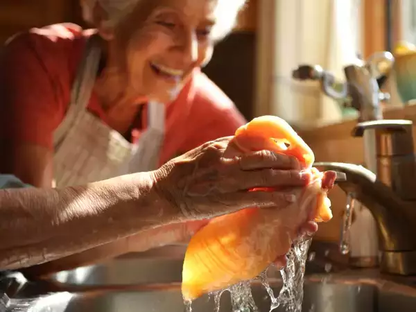 Наистина ли трябва да измивате пилето, преди да го приготвите? Истината, която майка ви и баба ви никога не са ви казвали