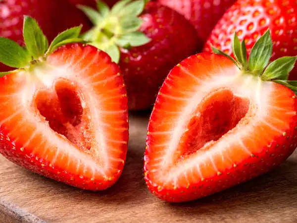 Защо някои ягоди имат дупки вътре? Има една неизказана причина