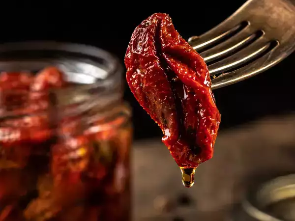 Сушени домати в олио: концентрат на вкус в килера и 10 рецепти, с които да се възползвате максимално от него.