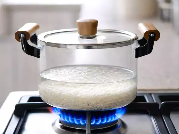 Не е нужно да измервате водата: простият трик за насипен ориз, който почти никой не използва