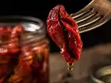 Статии: Сушени домати в олио: концентрат на вкус в килера и 10 рецепти, с които да се възползвате максимално от него.