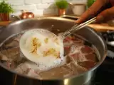 Статии: Тази странна пяна по месото има обяснение, което променя всичко в кухнята.