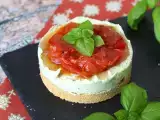 Рецепта Пикантен чийзкейк с босилек и чери домати в една порция: вкусна идея за бюфети и аперитиви