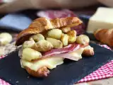 Рецепта Сандвич с кроасан raclette за вкусен брънч!