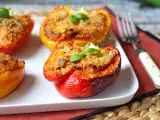 Рецепта Печени вегетариански пълнени чушки: лесна и вкусна рецепта със зеленчуци и сирене моцарела