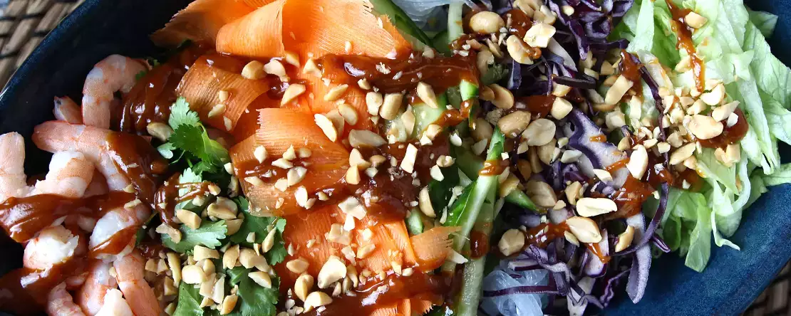 Цветна салата с оризови фидета и скариди и пикантен фъстъчен сос