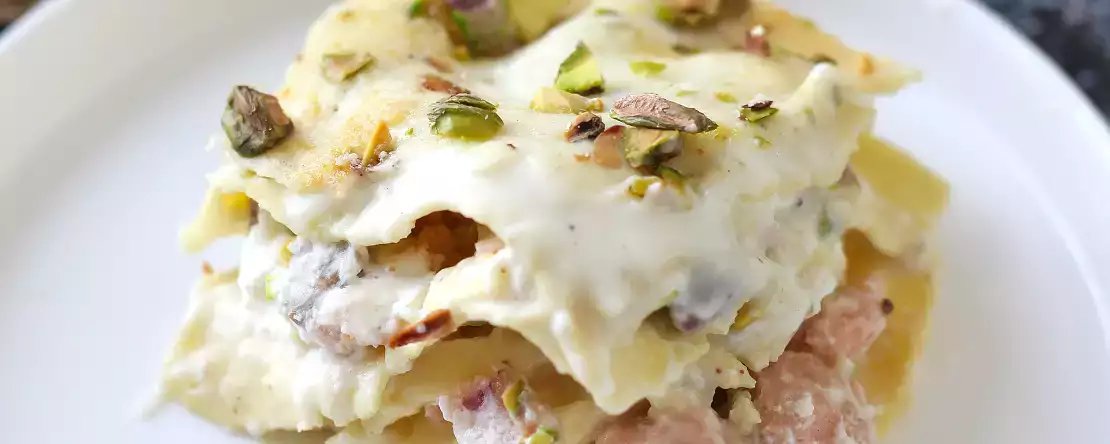 Лазаня от сьомга с бурата и кремообразни, хрупкави шамфъстъци