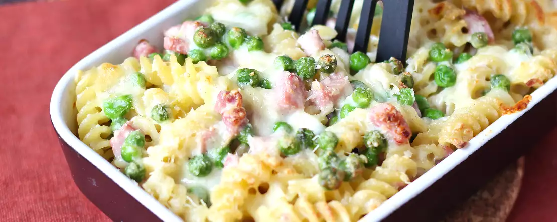 Кремообразна печена паста с грах и шунка au gratin