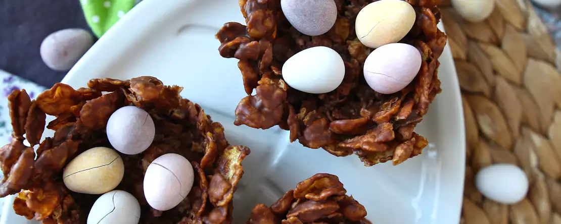 Великденски гнезда в пясъчни рози