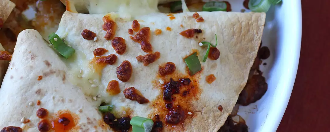 Печени на фурна тортили с кесадиля и пикантен пълнеж от говеждо месо