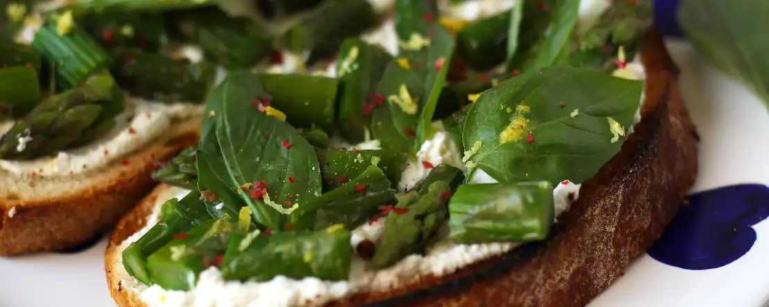 Тартини от аспержи, лимон и рикота с босилек