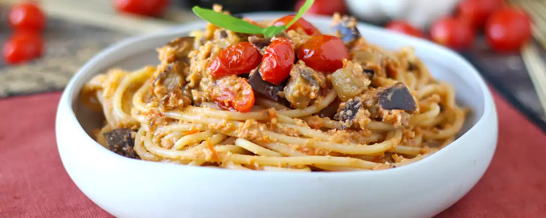 Паста с крем от патладжан и чери домати: проста и вкусна рецепта