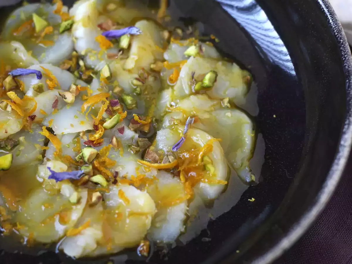 Рецепта Карпачо от миди с цитрусов винегрет и шамфъстък - елегантно и лесно за приготвяне предястие.