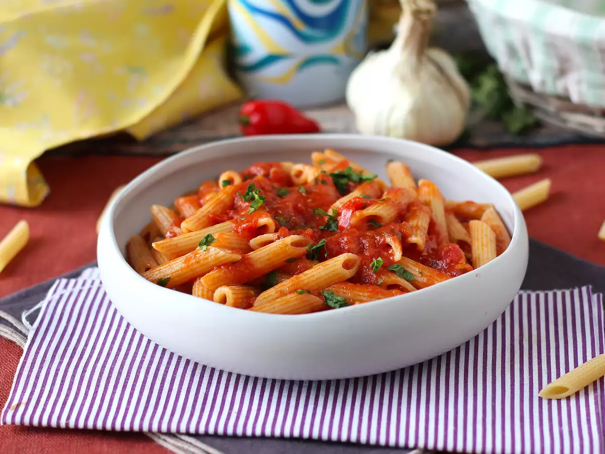 Рецепта Penne all'arrabbiata: италианска класика, която сгрява сърцето!
