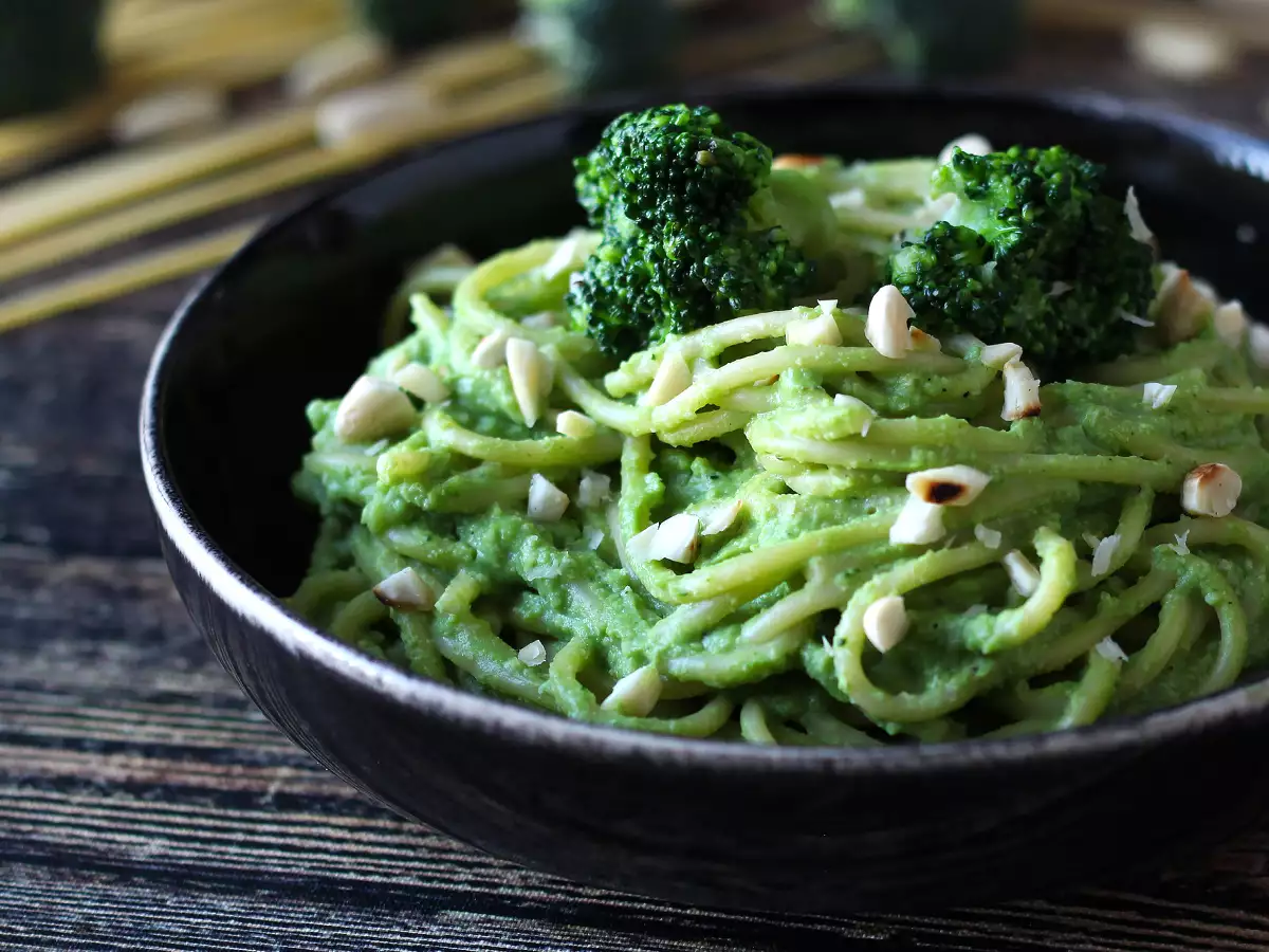 Рецепта Кремообразна паста с броколи и бадеми: лесно за приготвяне и вкусно ястие