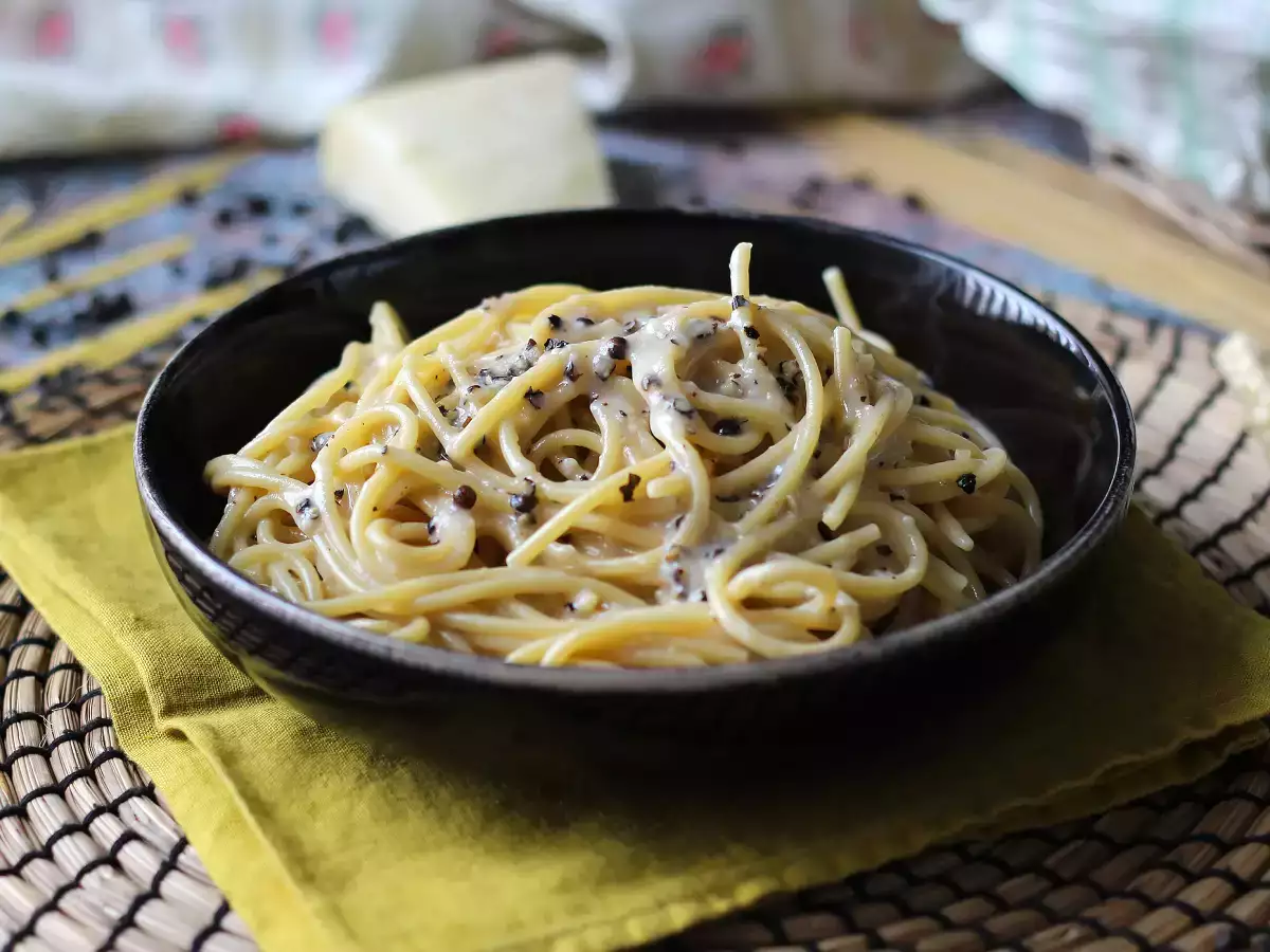 Рецепта Спагети cacio e pepe: 3 съставки, експлозия от вкус!
