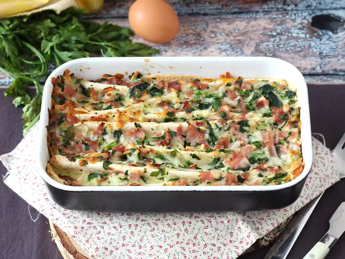 Рецепта Какво да правим с тортилите шунката, спанакът и моцарелата в гратена форма за торта с брънки